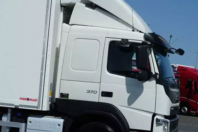 Volvo FM / 370 / EURO 6 / CHŁODNIA + WINDA / 22 PALETY / OŚ SKRĘTNA / DOPPEL STOCK zdjęcie 28