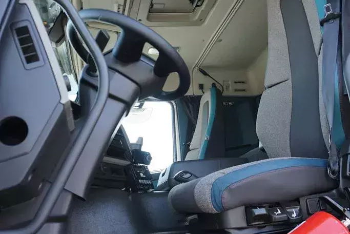 Volvo FM / 370 / EURO 6 / CHŁODNIA + WINDA / 22 PALETY / OŚ SKRĘTNA / DOPPEL STOCK zdjęcie 7