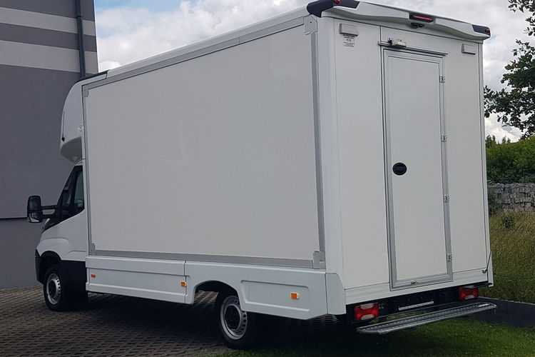 Iveco Daily KONTENER NISKOPODŁOGOWY 4.31x2.24x2.42 SKLEP FOODTRUCK KAMPER KLIMA zdjęcie 3