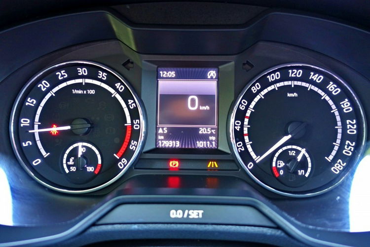 Skoda Octavia Rezerwacja - 100% org. lakier VRS - 230KM zdjęcie 15