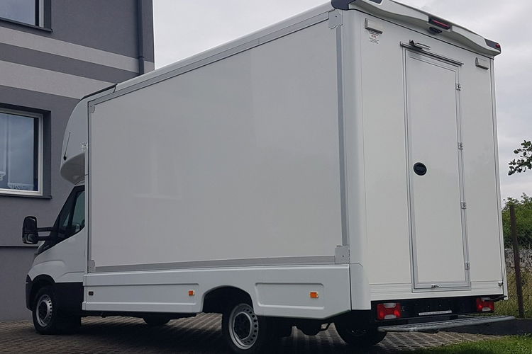 Iveco Daily KONTENER NISKOPODŁOGOWY 4.31x2.24x2.42 SKLEP KAMPER KLIMA FOODTRUCK zdjęcie 28