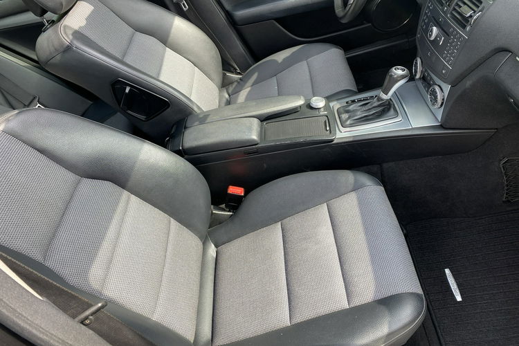 Mercedes C 180 Bardzo zadbana - 100% oryginalny przebieg.NOWY ROZRZĄD zdjęcie 29