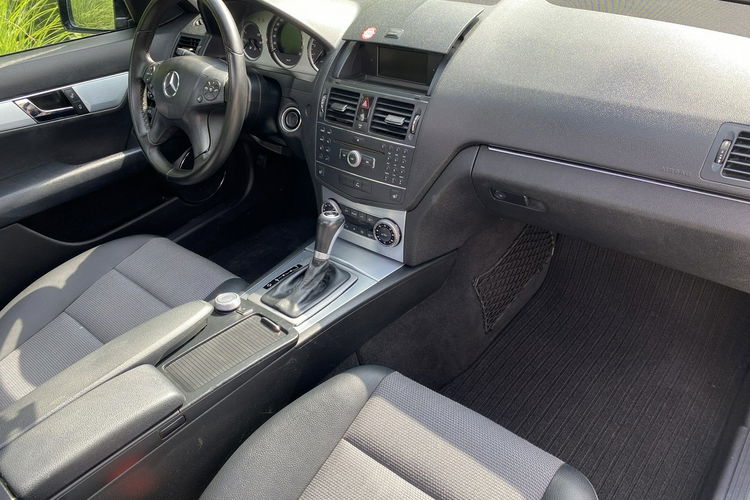 Mercedes C 180 Bardzo zadbana - 100% oryginalny przebieg.NOWY ROZRZĄD zdjęcie 30