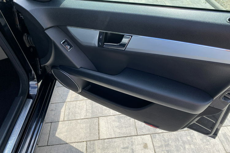 Mercedes C 180 Bardzo zadbana - 100% oryginalny przebieg.NOWY ROZRZĄD zdjęcie 31