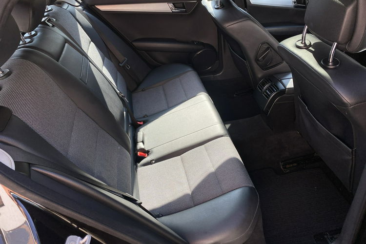 Mercedes C 180 Bardzo zadbana - 100% oryginalny przebieg.NOWY ROZRZĄD zdjęcie 34