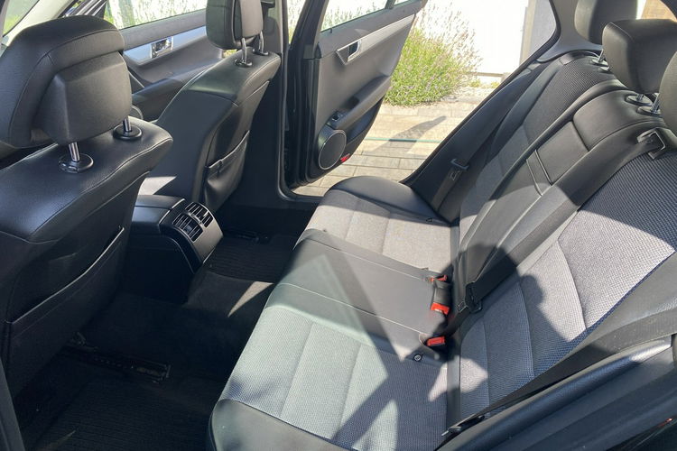 Mercedes C 180 Bardzo zadbana - 100% oryginalny przebieg.NOWY ROZRZĄD zdjęcie 36