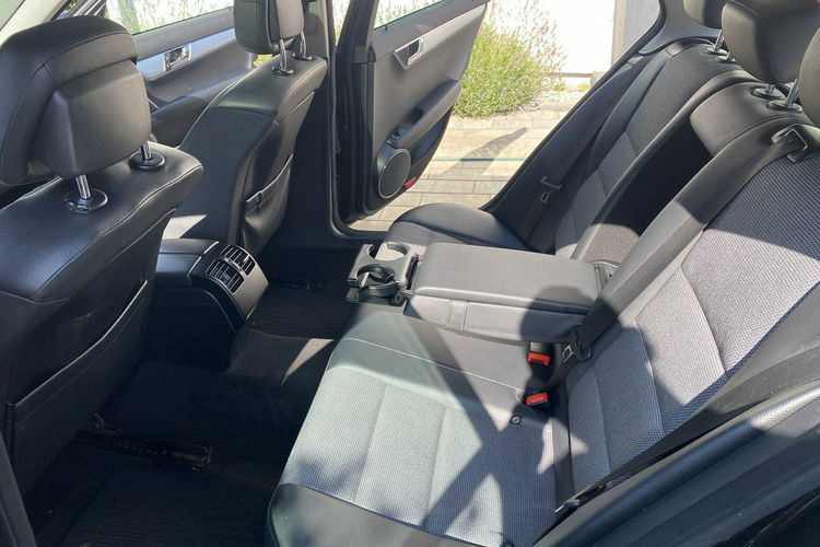 Mercedes C 180 Bardzo zadbana - 100% oryginalny przebieg.NOWY ROZRZĄD zdjęcie 37