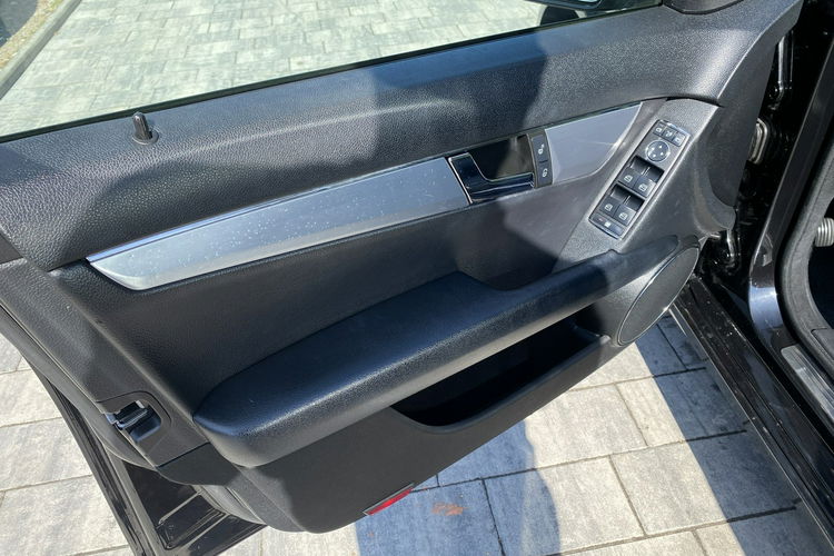 Mercedes C 180 Bardzo zadbana - 100% oryginalny przebieg.NOWY ROZRZĄD zdjęcie 9
