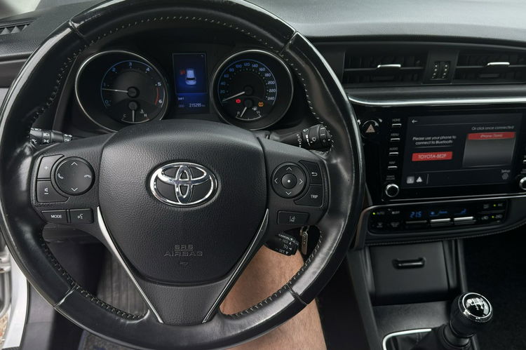 Toyota Auris 1.4D4D 1 wł kamera cofania radar zderzeniowy pełen serwis aso rok gwar zdjęcie 13