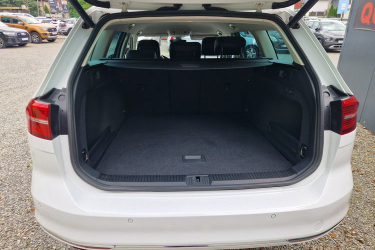 Volkswagen Passat . Virtualny licznik . Skóra . Led . Navi. Wentylowane fotele. zdjęcie 11