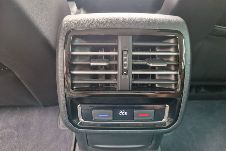 Volkswagen Passat . Virtualny licznik . Skóra . Led . Navi. Wentylowane fotele. zdjęcie 16