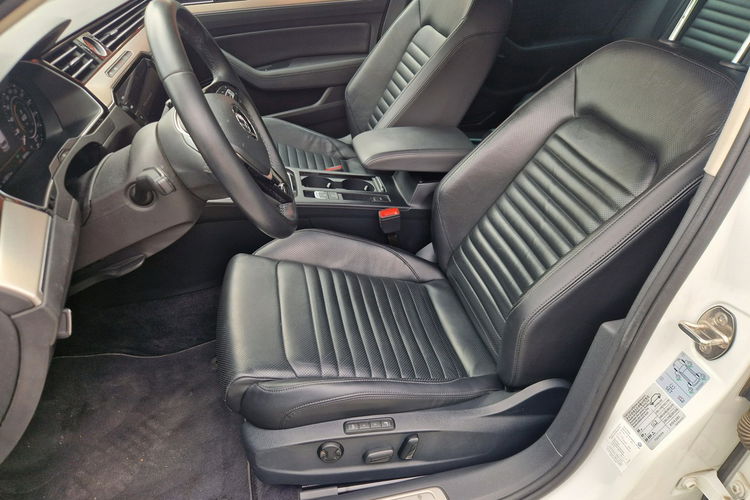 Volkswagen Passat . Virtualny licznik . Skóra . Led . Navi. Wentylowane fotele. zdjęcie 21