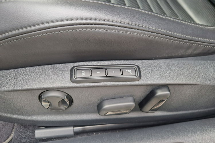 Volkswagen Passat . Virtualny licznik . Skóra . Led . Navi. Wentylowane fotele. zdjęcie 22