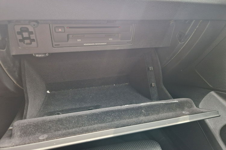 Volkswagen Passat . Virtualny licznik . Skóra . Led . Navi. Wentylowane fotele. zdjęcie 39