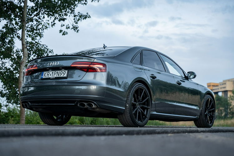 Audi S8 zdjęcie 21