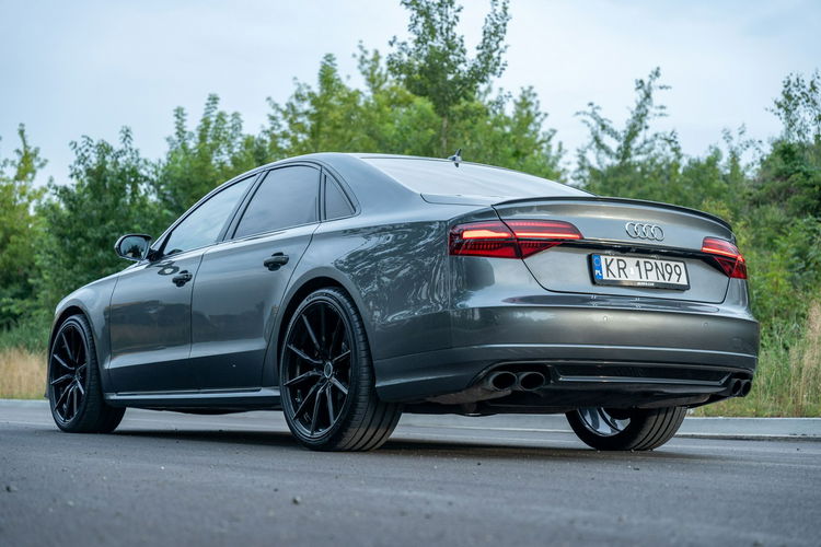 Audi S8 zdjęcie 22