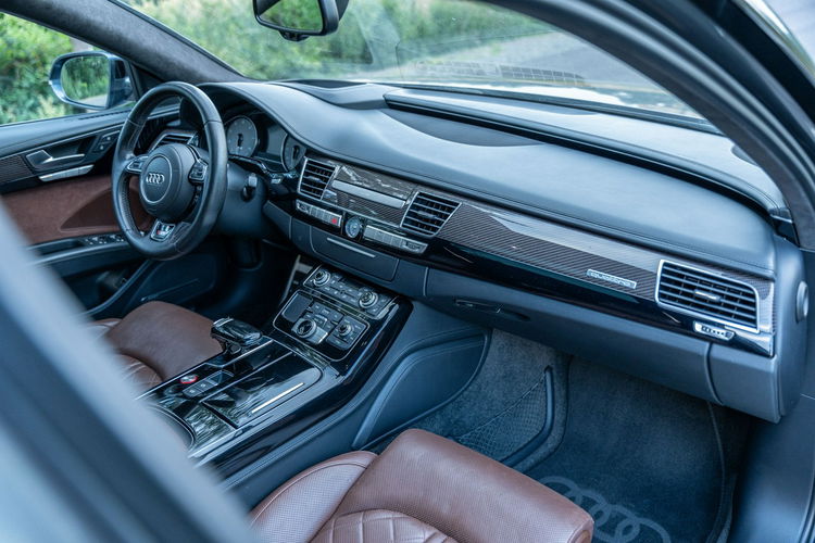 Audi S8 zdjęcie 30