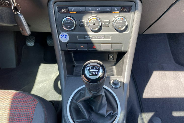 Volkswagen Beetle 1.4 benzyna 160KM ledy bixenon po serwisie dobrze wyposażony zdjęcie 9