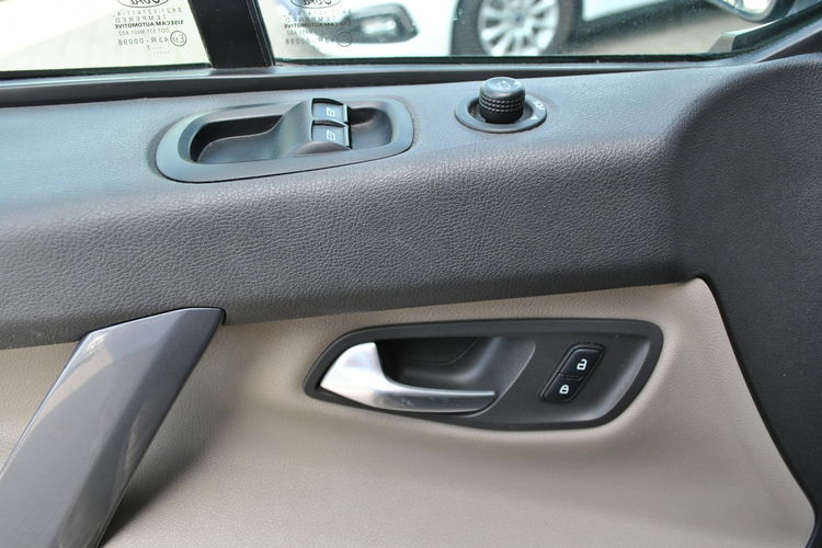 Tourneo Custom Titanium 2.0TDCI 170KM L2 8-osobowy ASO Forda zdjęcie 25