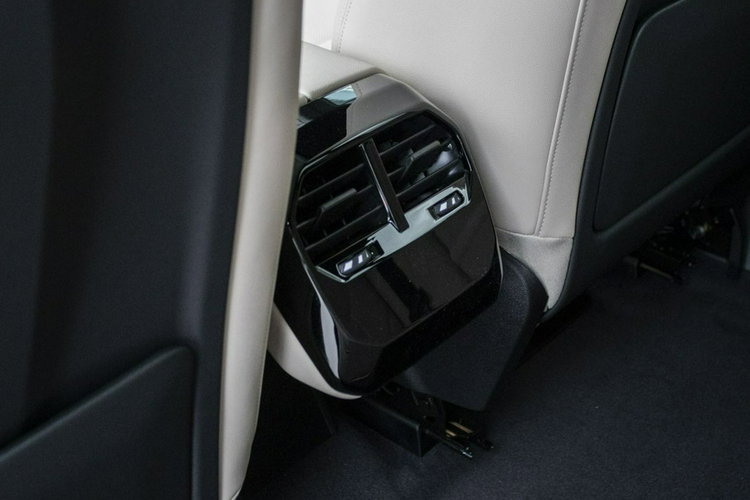 iX BMW iX ELEKTRYCZNY AUTOMAT 240KW 326KM FV23% DEMO GWARANCJA DUŻY RABAT zdjęcie 13