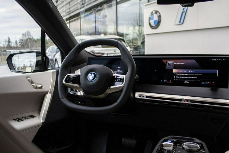 iX BMW iX ELEKTRYCZNY AUTOMAT 240KW 326KM FV23% DEMO GWARANCJA DUŻY RABAT zdjęcie 16