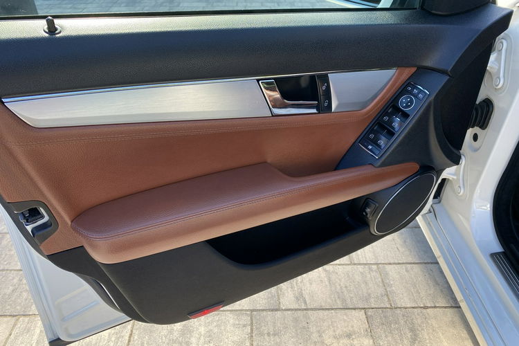 Mercedes C 180 Bardzo zadbana - 100% oryginalny przebieg.NOWY ROZRZĄD zdjęcie 14