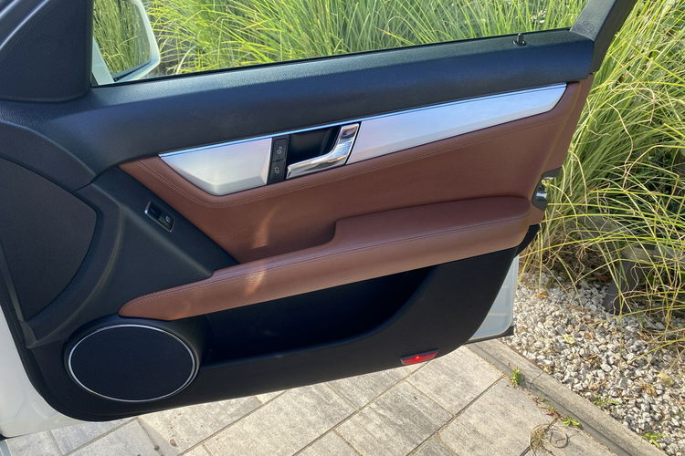 Mercedes C 180 Bardzo zadbana - 100% oryginalny przebieg.NOWY ROZRZĄD zdjęcie 19