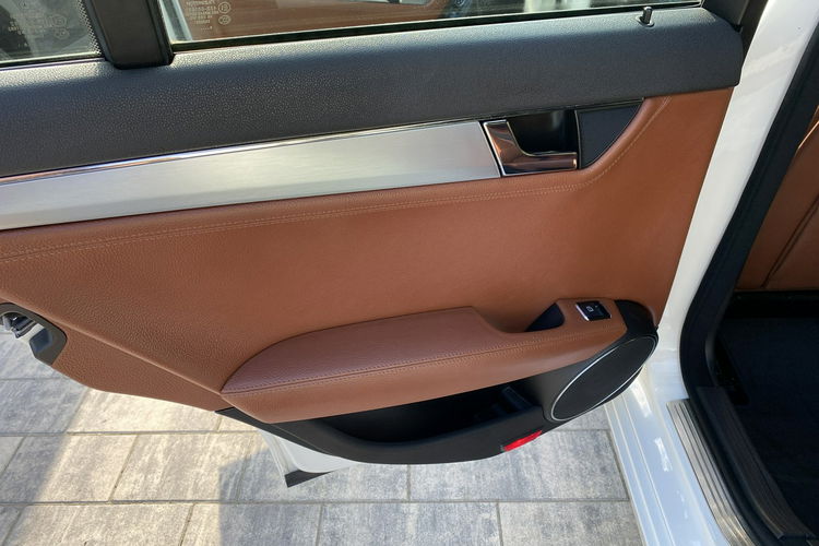 Mercedes C 180 Bardzo zadbana - 100% oryginalny przebieg.NOWY ROZRZĄD zdjęcie 27