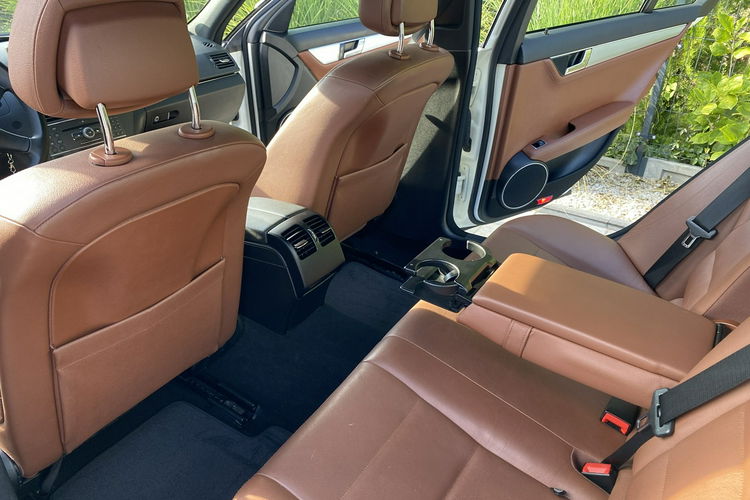 Mercedes C 180 Bardzo zadbana - 100% oryginalny przebieg.NOWY ROZRZĄD zdjęcie 28