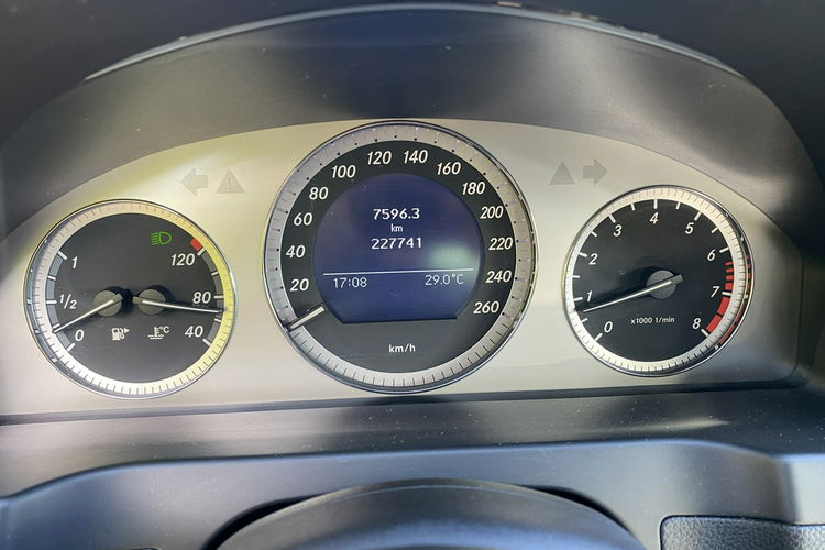 Mercedes C 180 Bardzo zadbana - 100% oryginalny przebieg.NOWY ROZRZĄD zdjęcie 32