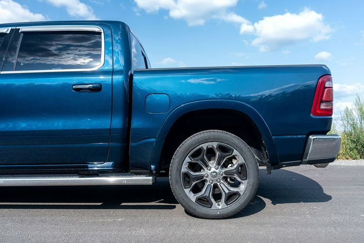 Dodge 1500 5.7 V8 HEMI / Crew Cab LONG HORN LIMITED / Bogate wyposażenie / 2021 zdjęcie 6