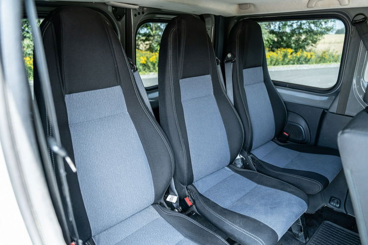 Opel Vivaro VIVARO / 1.6 DIESEL / 90HP / SZARY METALIK / 9 MIEJSC zdjęcie 40