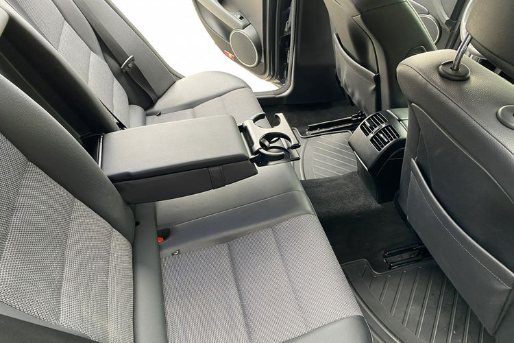 Mercedes C 180 Bardzo zadbana - 100% oryginalny przebieg.NOWY ROZRZĄD zdjęcie 11