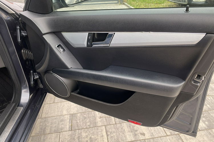 Mercedes C 180 Bardzo zadbana - 100% oryginalny przebieg.NOWY ROZRZĄD zdjęcie 24