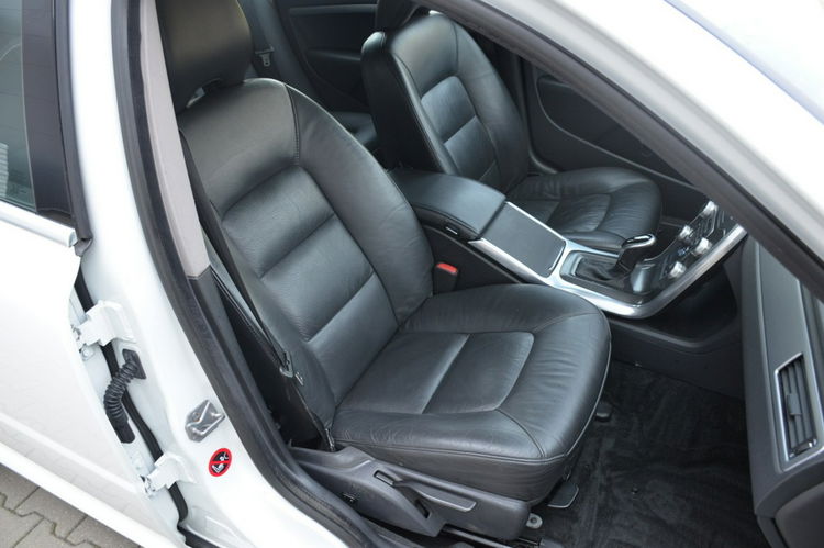 Volvo V70 Białe Zarejestrowane 2.4D5 185KM AWD Lift Serwis Skóra Parktronik zdjęcie 29