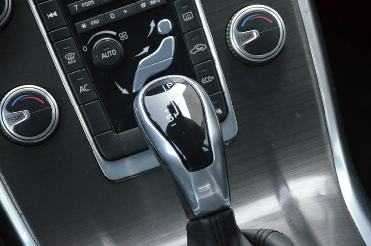 Volvo V70 Białe Zarejestrowane 2.4D5 185KM AWD Lift Serwis Skóra Parktronik zdjęcie 36