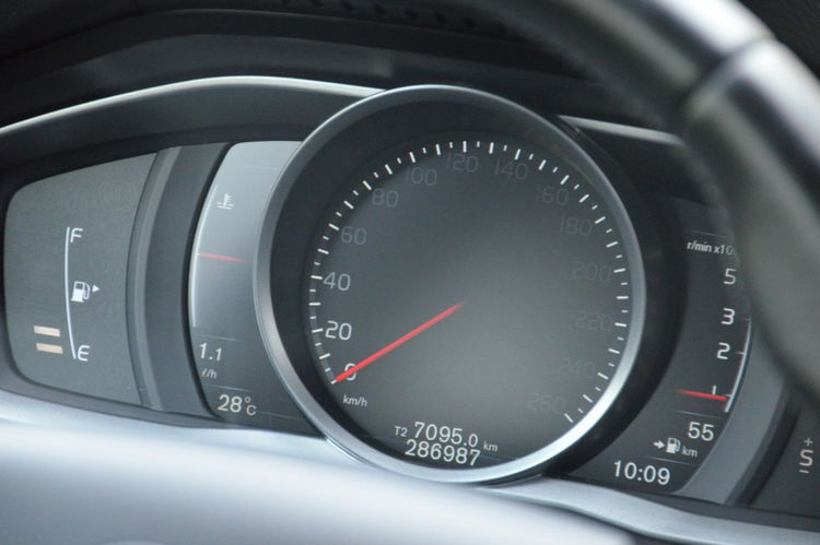 Volvo V70 Białe Zarejestrowane 2.4D5 185KM AWD Lift Serwis Skóra Parktronik zdjęcie 37