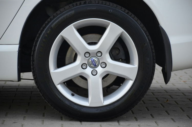 Volvo V70 Białe Zarejestrowane 2.4D5 185KM AWD Lift Serwis Skóra Parktronik zdjęcie 4
