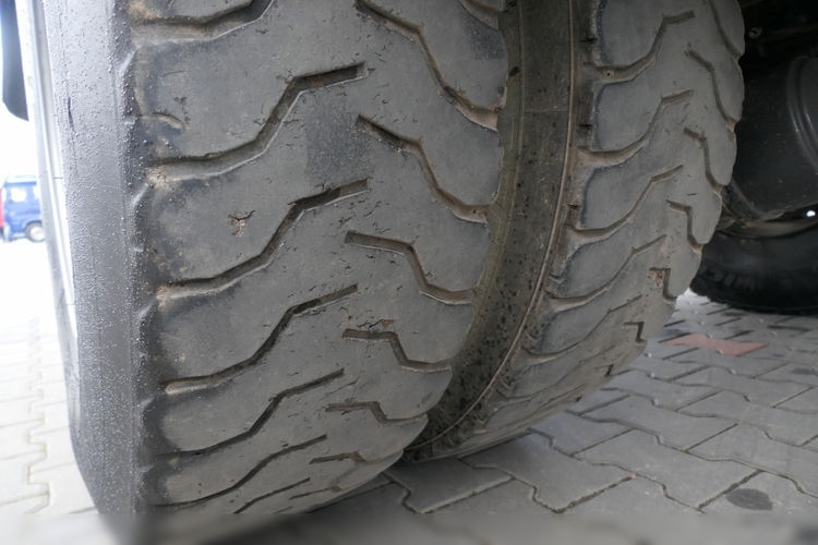 VOLVO FM 260 / 4X2 / 2 STR WYWROTKA / CZOŁOWNICA / HYDROBURTA / HYDROKLAPA / MANUAL / STARE TACHO / zdjęcie 38