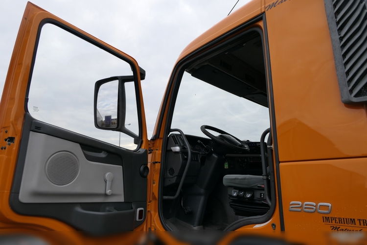 VOLVO FM 260 / 4X2 / 2 STR WYWROTKA / CZOŁOWNICA / HYDROBURTA / HYDROKLAPA / MANUAL / STARE TACHO / zdjęcie 40