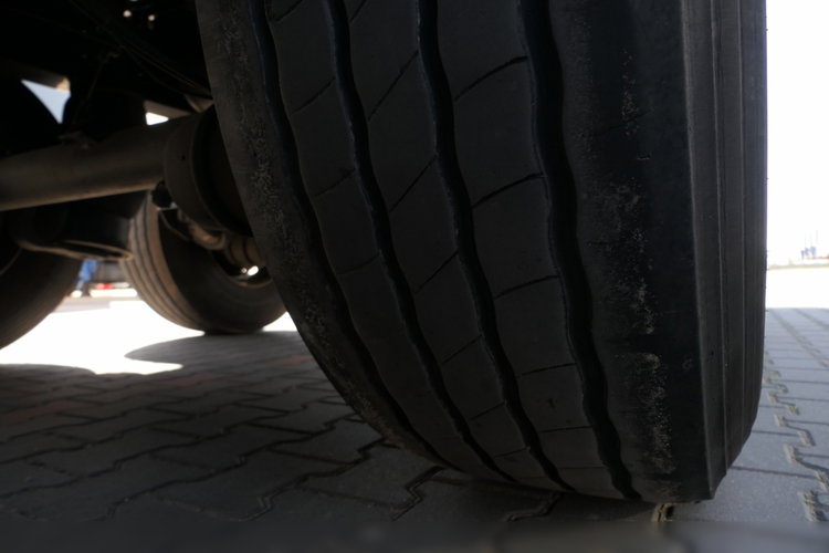 KRONE FIRANKA / 2021 rok / KOSZ NA PALETY / 2 osie podnoszone / STANDARD zdjęcie 15