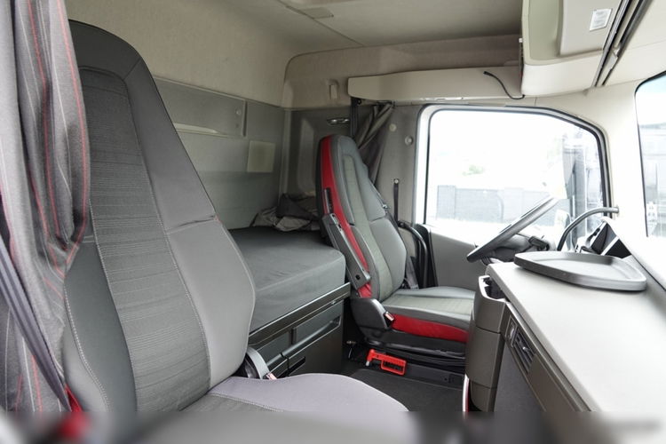 Volvo FH 420 / 13 L / PEŁNY ADR / 2017 ROK / NISKA KABINA / SPROWADZONY / PO KONTRAKCIE SERWISOWYM zdjęcie 36