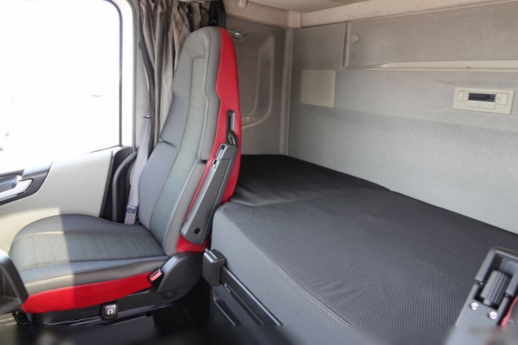 Volvo FH 500 / NISKA KABINA / PO ZŁOTYM KONTRAKCIE SERWISOWYM / OPONY 100% zdjęcie 25