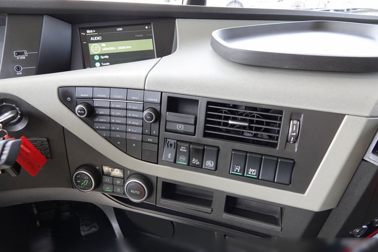 Volvo FH 500 / NISKA KABINA / PO ZŁOTYM KONTRAKCIE SERWISOWYM / OPONY 100% zdjęcie 30