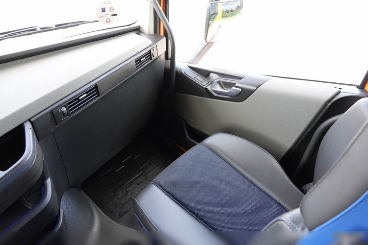 Volvo   FH 500 / XXL / PEŁNY ADR / KLIMATYZACJA POSTOJOWA / ALUFELGI / ZŁOTY KONTRAKT SERWISOWY zdjęcie 33