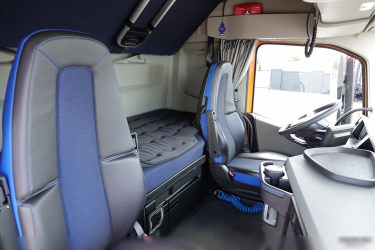 Volvo   FH 500 / XXL / PEŁNY ADR / KLIMATYZACJA POSTOJOWA / ALUFELGI / ZŁOTY KONTRAKT SERWISOWY zdjęcie 36