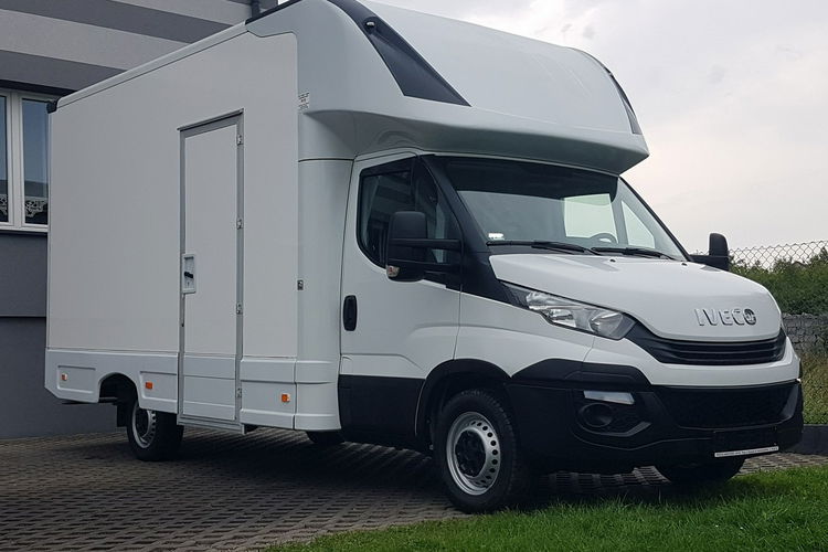 Iveco Daily KONTENER NISKOPODŁOGOWY 4.31x2.24x2.43 KAMPER SKLEP KLIMA FOODTRUCK zdjęcie 30