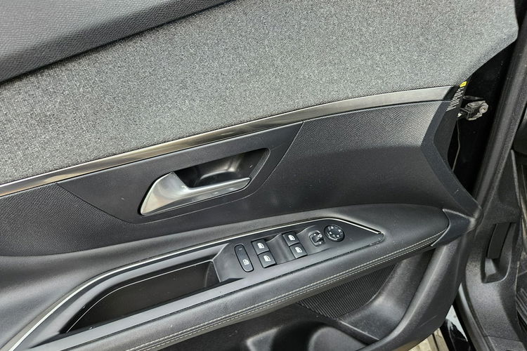 Peugeot 3008 1.5 BlueHdi 130KM Allure / Bezwypadkowy / Salon PL zdjęcie 8