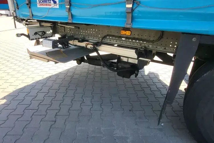 Schmitz SCS EB - naczepa z windą zdjęcie 12