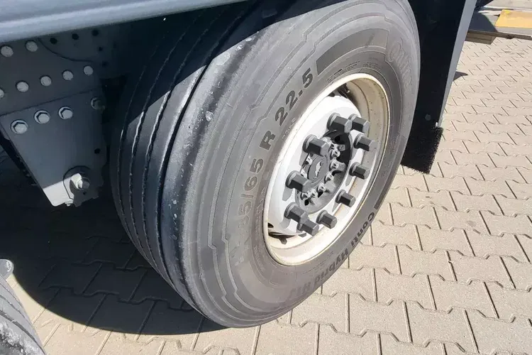 Schmitz SCS EB - naczepa z windą zdjęcie 8